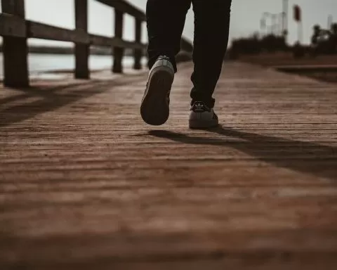 chodzenie, mężczyzna idący po drewnianym pomoście