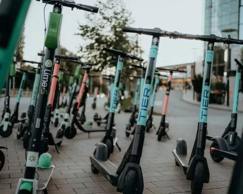 hulajnogi elektryczne zaparkowane na chodniku