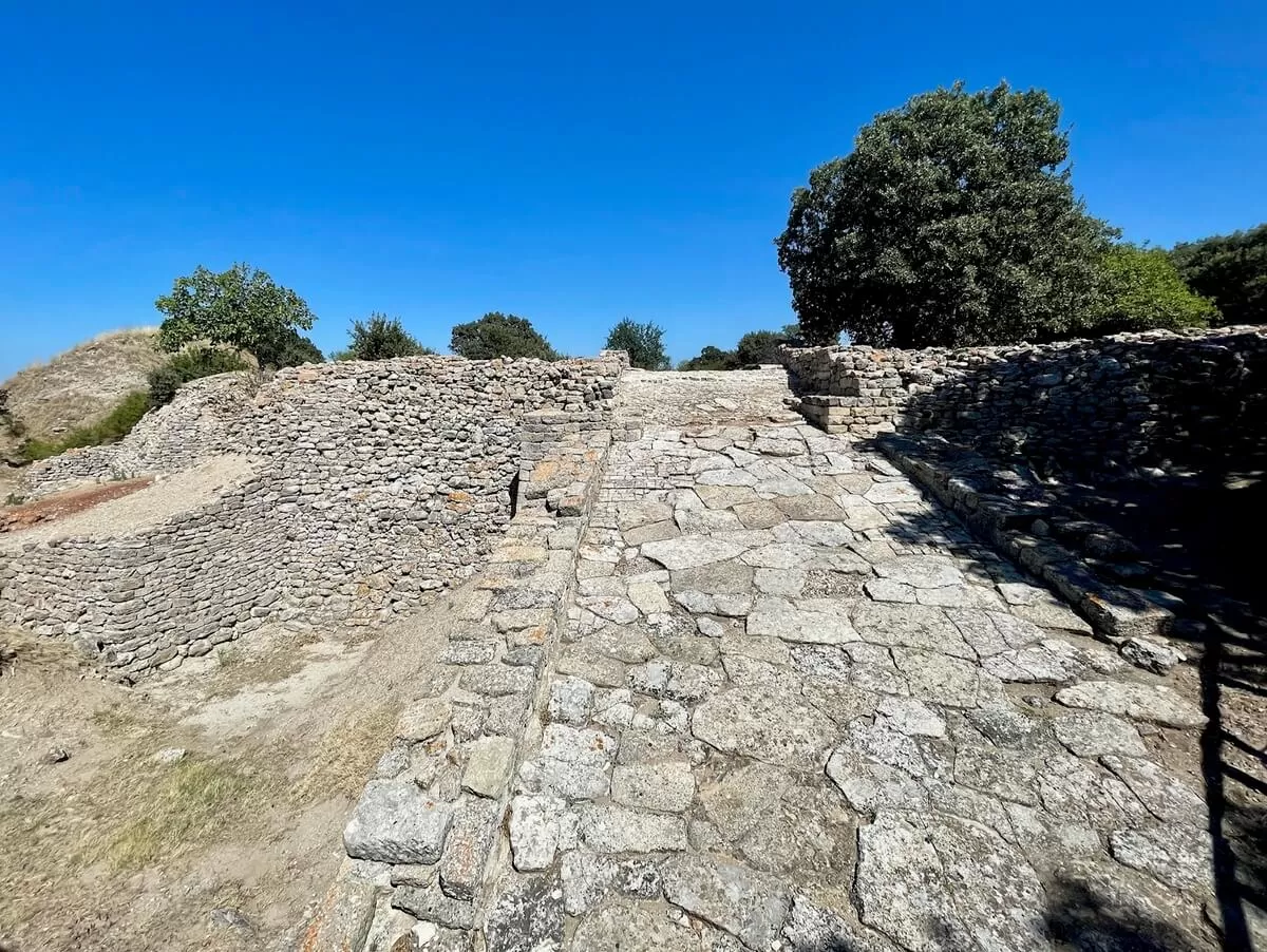 Troja, Turcja. Jeżeli istniał koń trojański, musiał zostać wprowadzony do miasta tą drogą.