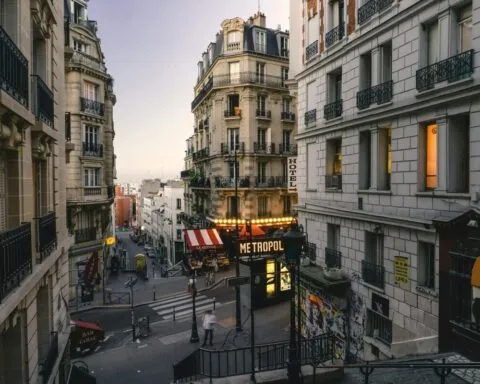 nadmierna turystyka, paryż