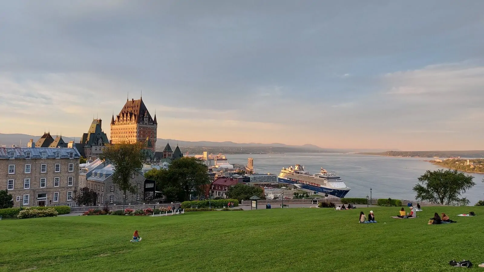 Zamek Frontenac Na Tle Zatoki Sw Wawrzynca 1