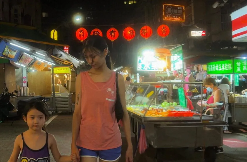 Left Handed Girl 2025 Young Girl And Adult Walkingthrough Taiwan At Night